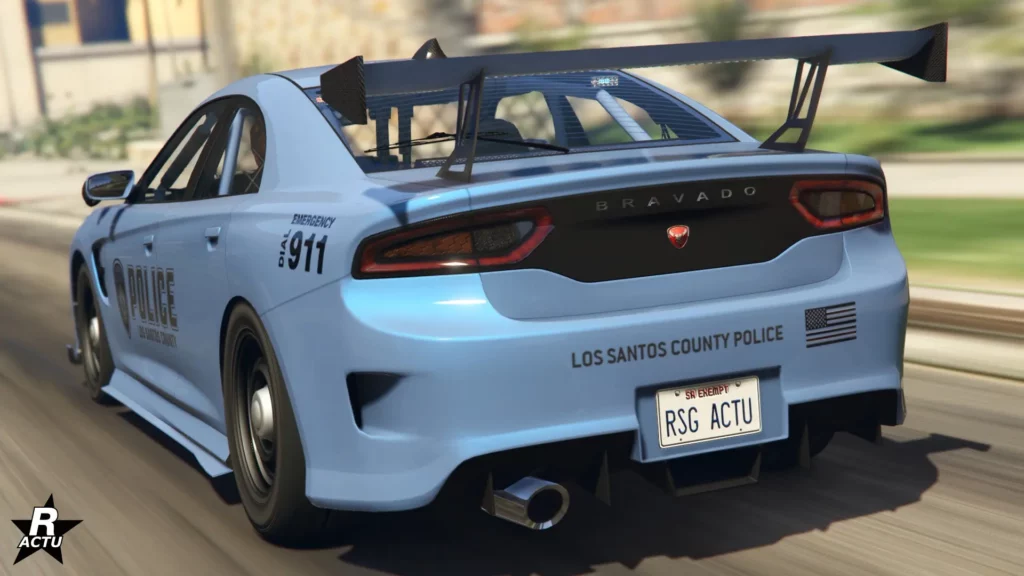 Vue arrière du bolide de flics "Bravado Buffalo STX de poursuite" qui a sa carrosserie peinte en bleu nautique.