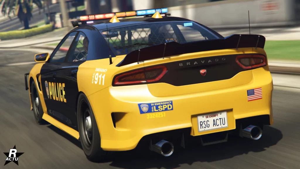 L'arrière du bolide des forces de l'ordre "Bravado Buffalo STX de poursuite" dans le jeu vidéo GTA Online. La voiture est peinte en jaune et noire.
