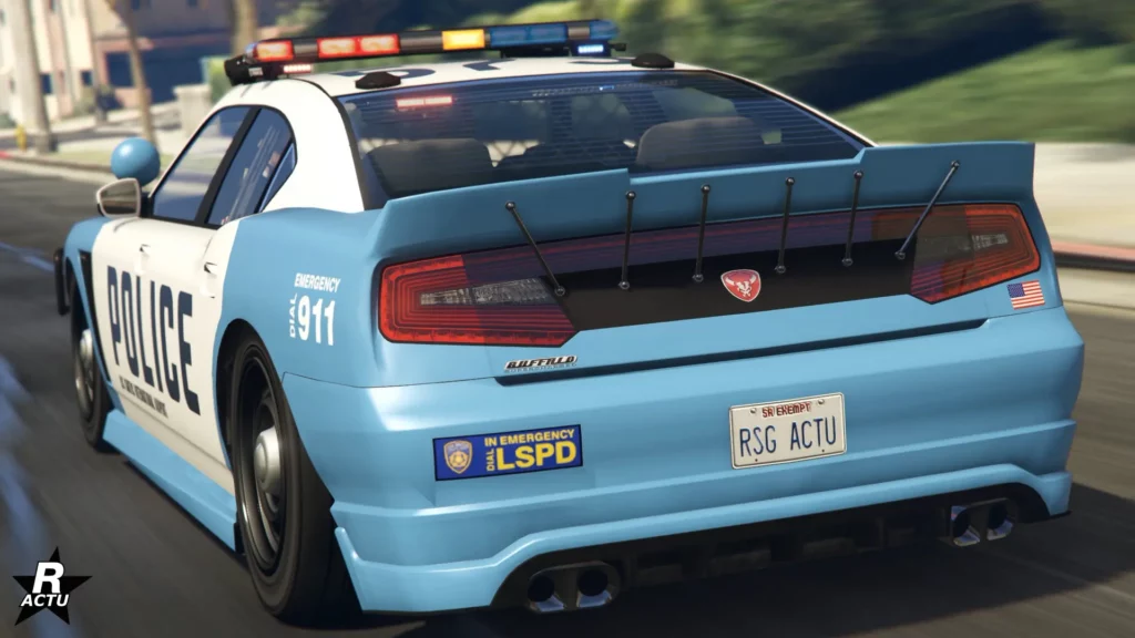 Vue arrière du bolide des forces de l'ordre de Los Santos, "Bravado Buffalo Cruiser", sur une route de GTA Online. Le véhicule est peint en bleu clair et en blanc.