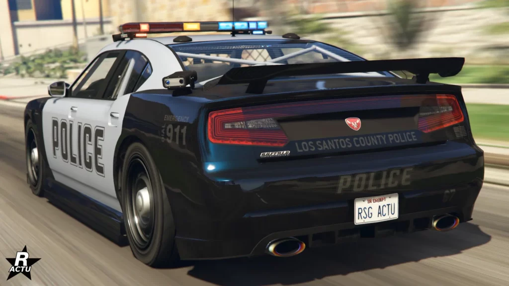 Vue arrière du muscle car de police des années 2000, Bravado Buffalo Cruiser, dans le jeu vidéo Grand Theft Auto Online. Le bolide de flics est présenté sur l'image avec une peinture blanche et noire.