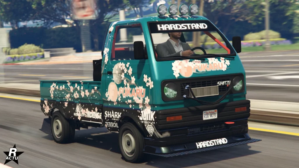 L'avant de la Shitzu Keitora en version drift avec une décalcomanie de cerisier en fleur sur sa carrosserie.