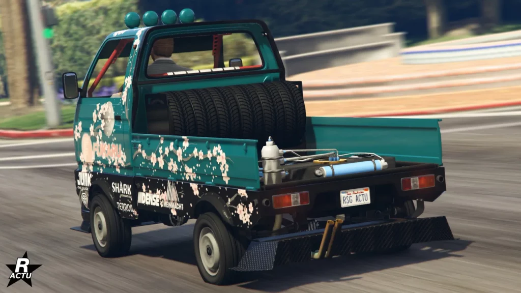 Vue avant de la voiture Shitzu Keitora en version drift, où son plateau arrière est rempli de pièces de tuning.