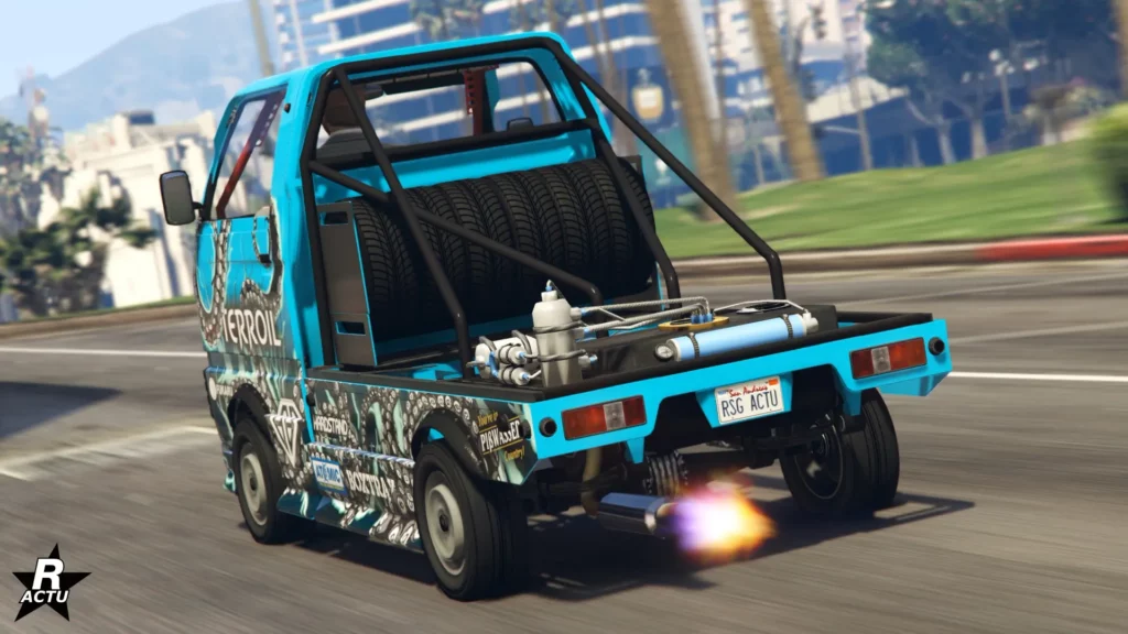 L'arrière de la Shitzu Keitora peinte en bleu ultra et où le plateau arrière de la camionnette a été supprimé pour laisser place et des pièces de tuning et des arceaux de sécurité.