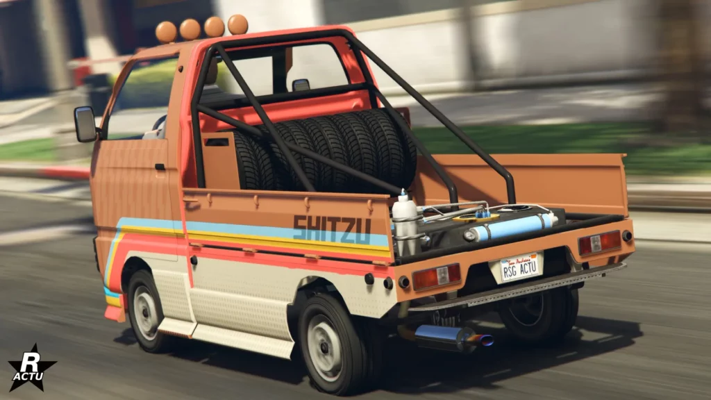Vue arrière du véhicule Shitzu Keitora dans GTA Online, le bolide est peint en range et dispose de bandes rétros sur ses côtés latéraux.