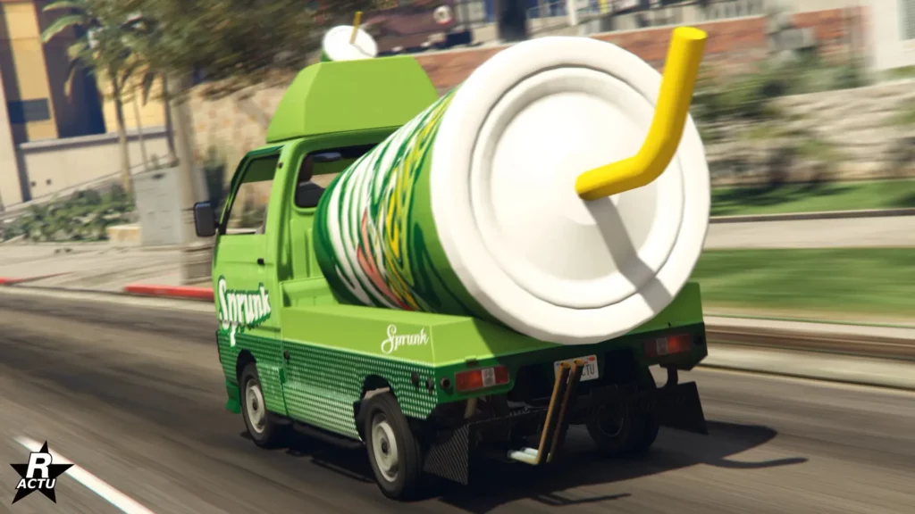 L'arrière du véhicule Shitzu Keitora transformé en publicité pour la boison Sprunk où un gobelet géant se trouve à l'arrière de la camionnette à plateau.