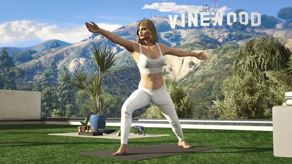 Un personnage féminin jouable dans GTA Online, sur la tressage extérieure d'une villa de la mise à jour des manoirs. Le personnage est habillé en tenue du yoga sur un tapis de sport, avec le panneau Vinewood en arrière plan.