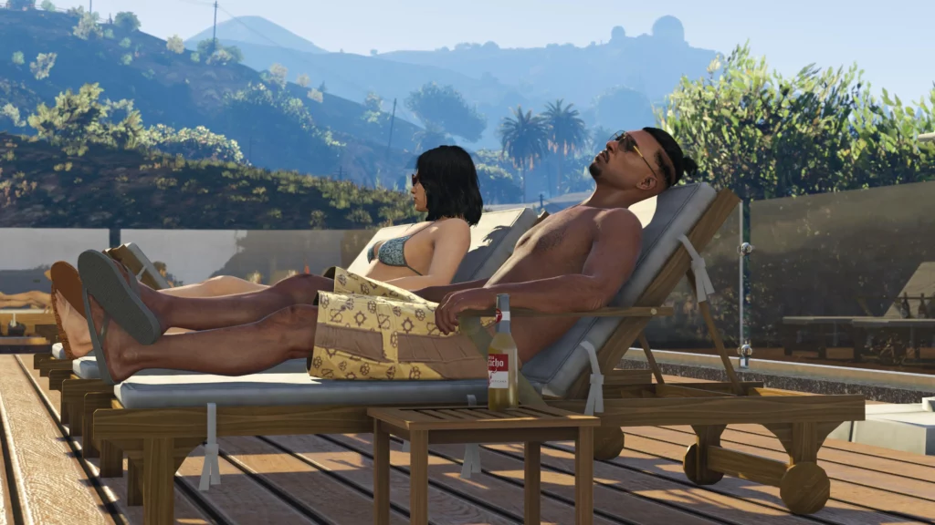 Espaces extérieurs somptueux avec deux joueurs de GTA Online au bord de la piscine d'une villa.
