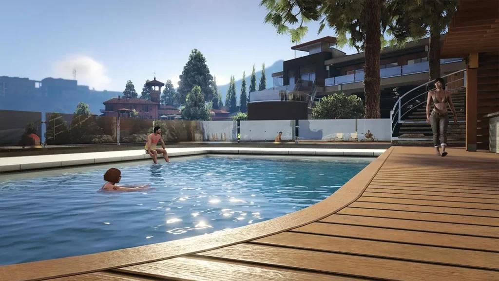 Grande piscine avec des joueurs de Grand Theft Auto Online s'y beignant. les bordures de la piscine sont entourées de lattes en bois et la villa à l'architecture moderne se trouve en arrière plan.