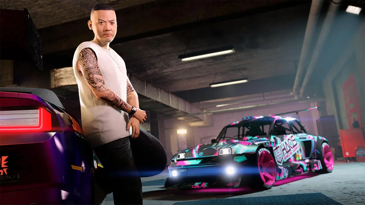 Hao adossé contre une voiture dans son atelier HSW du salon auto de LS