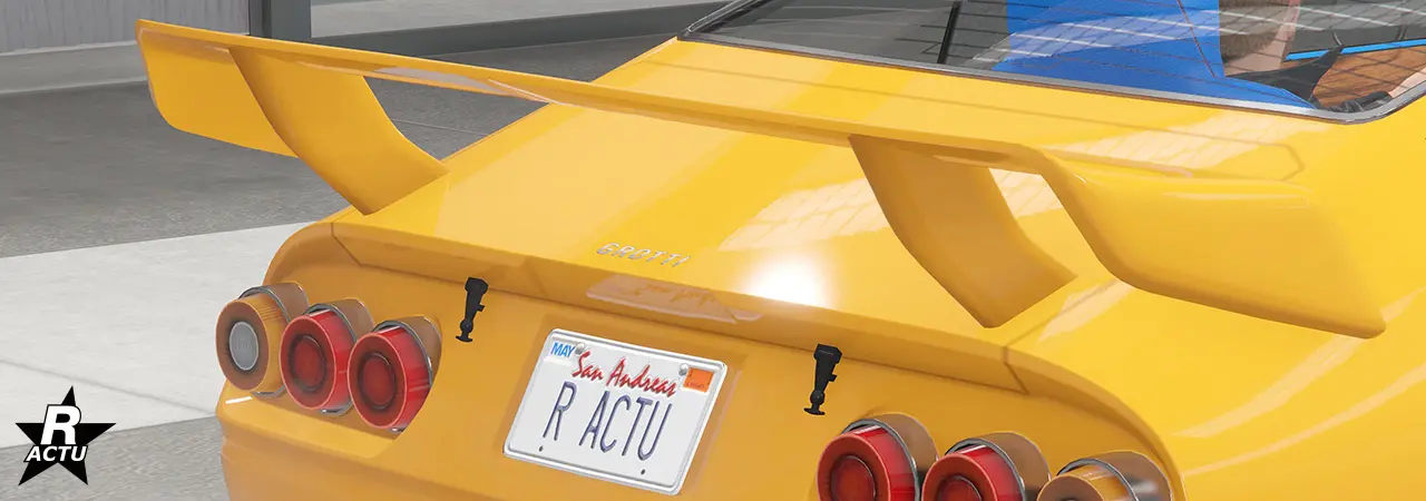 Grand aileron de course couleur principale, et ailé sur ses extrémités.