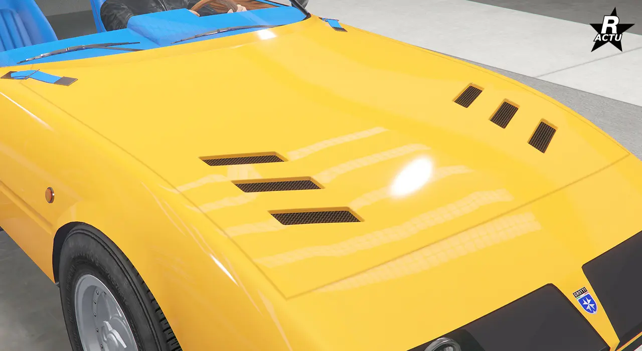 Capot avec trois griffes d'aérations en biais de parte et d'autres de l'avant du capot.