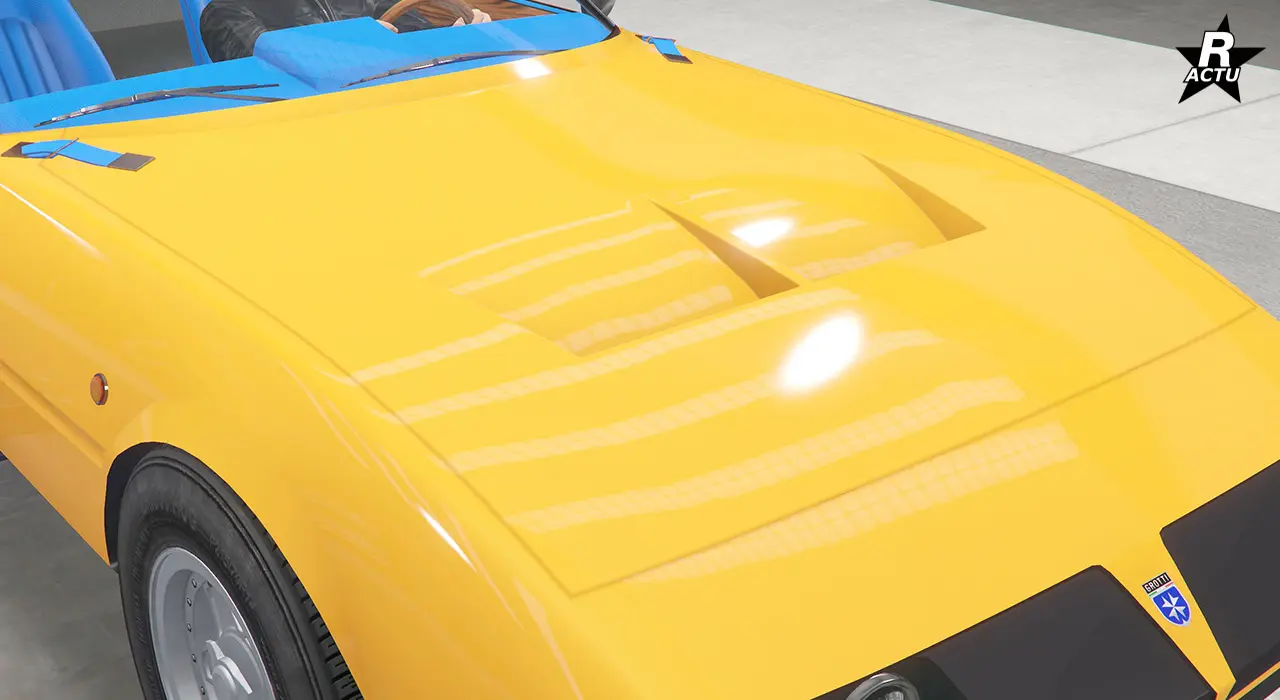 Capot avec incrustation de deux rainures profondes affin d'aérer le moteur.