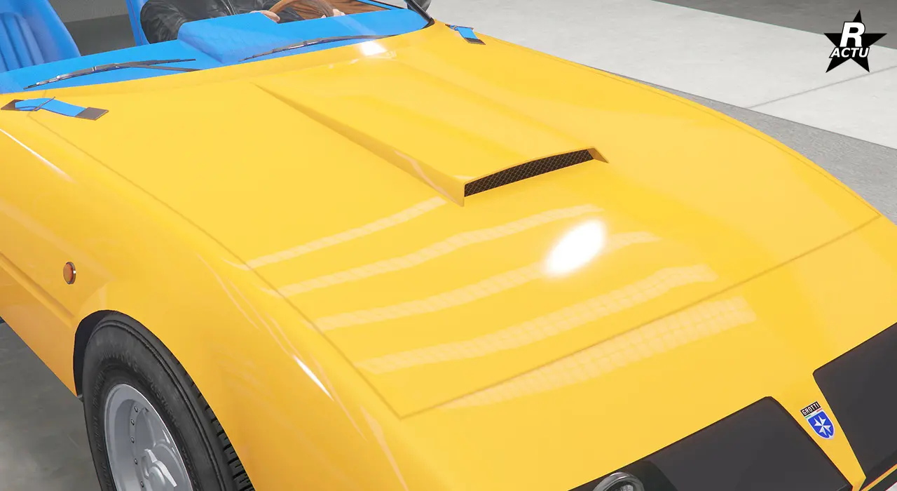 Capot bombé au centre avec aération.