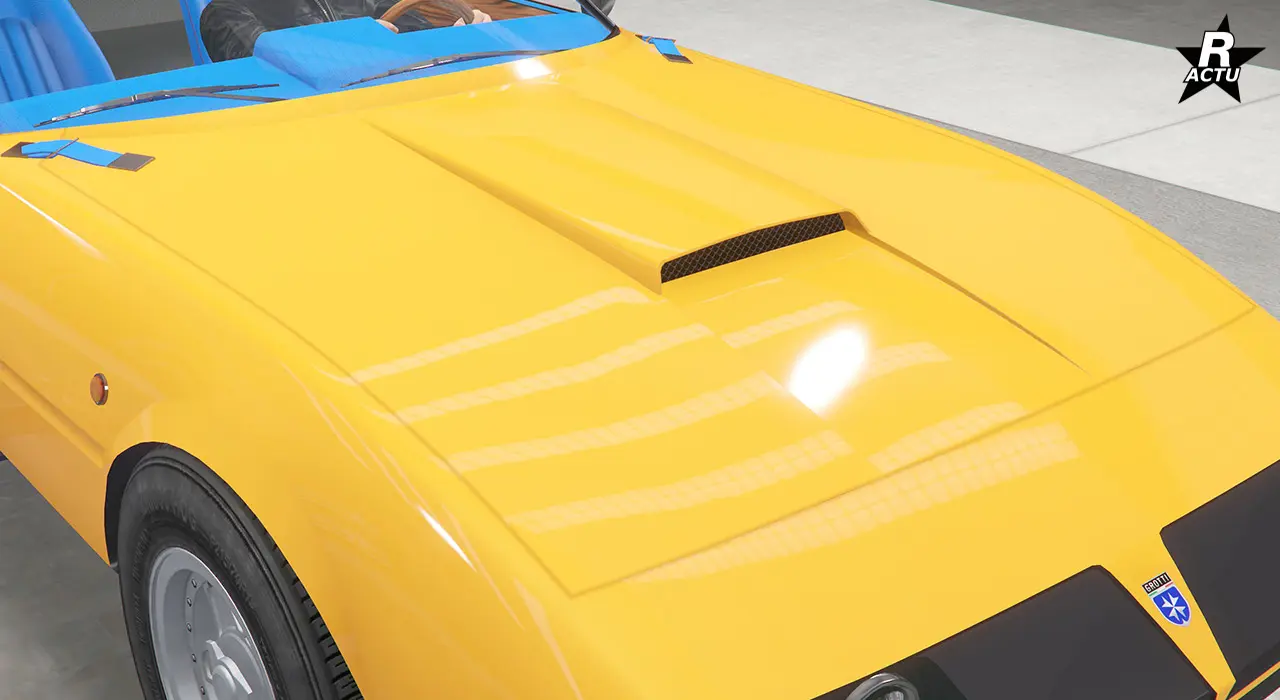 Capot bombé avec aération moteur et rainure devant cette aération.