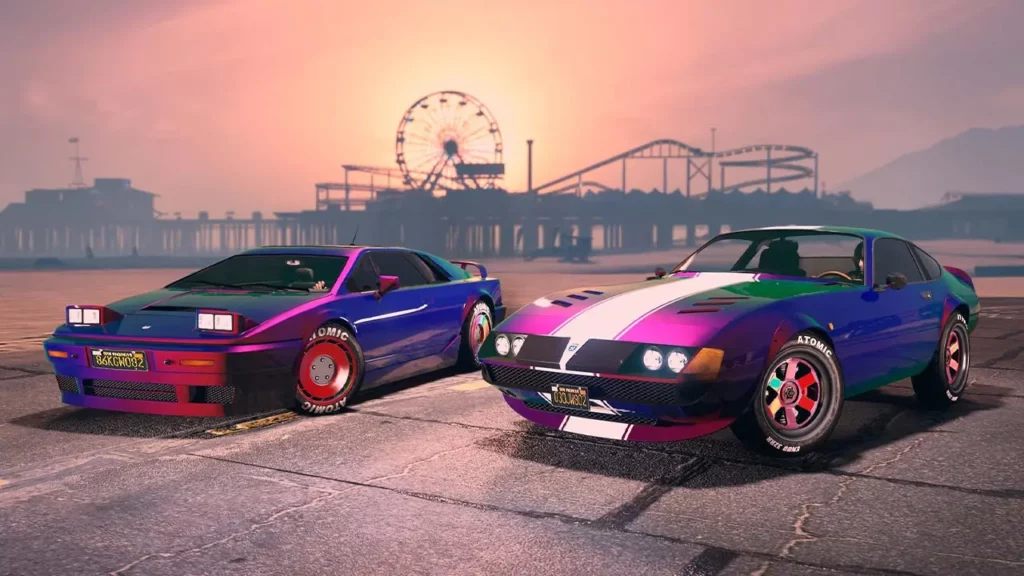 Une voiture Grotti GT750 et Ocelot Ardent peintes toutes les deux avec la peinture caméléon "Flip rouge arc en ciel" sur leur carrosseries et leurs jantes respectives. Derrière les véhicules, la jetée de Del Perro est visible sous un couché de soleil rosé.