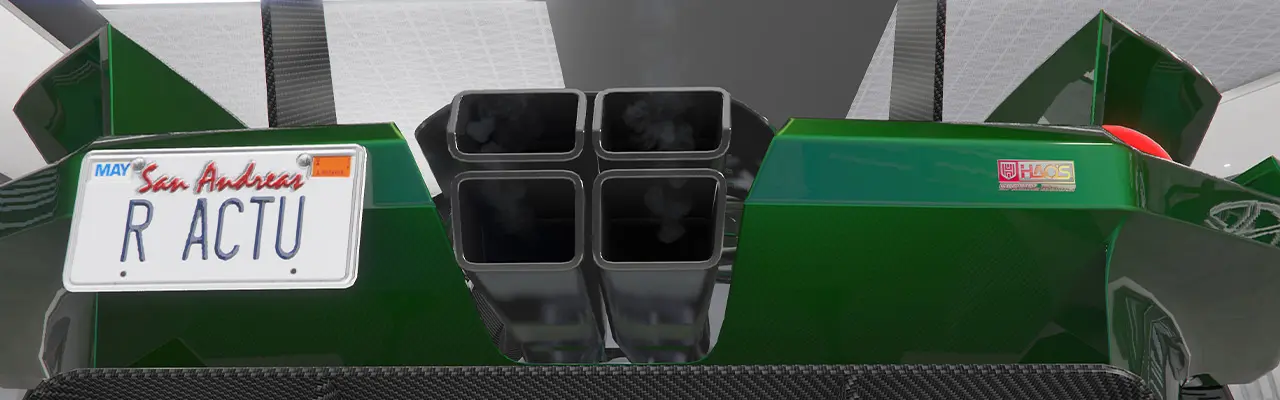 Échappement composé de quatre pots d'échappement rectangulaire qui sont alignés en carré au centre du pare-chocs arrière.