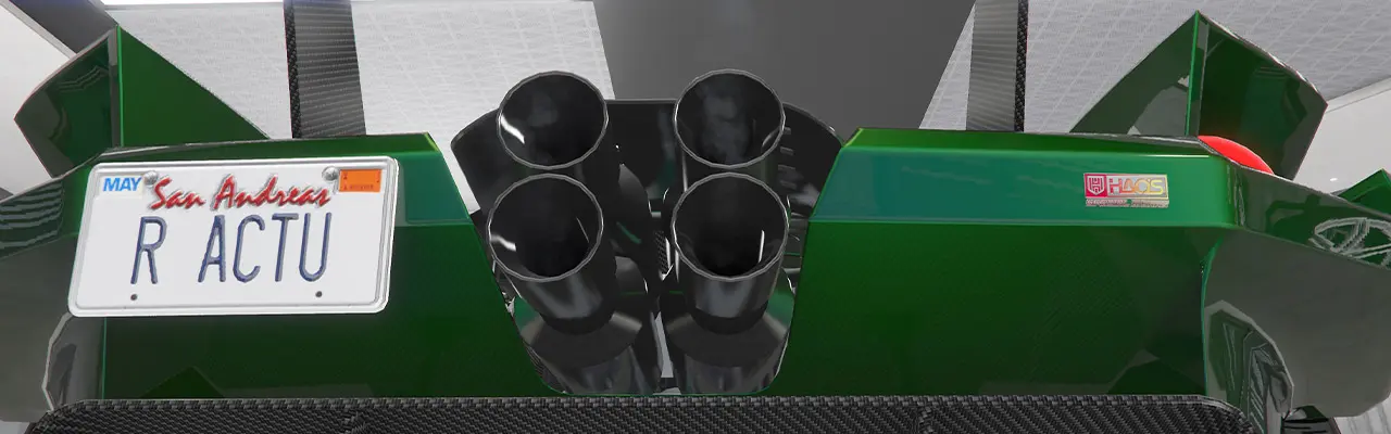 Échappement circulaire composé de quatre pots d'échappement de tailles moyennes et qui sont alignés en carré au centre du pare-chocs arrière.