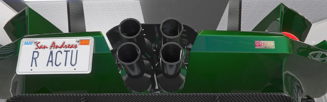 Échappement de série composé de quatre petits pots d'échappement alignés en carré au centre du pare-chocs arrière.