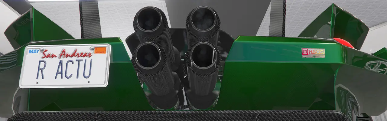 Échappement circulaire composé de quatre gros pots d'échappement en carbone qui sont alignés en carré au centre du pare-chocs arrière.