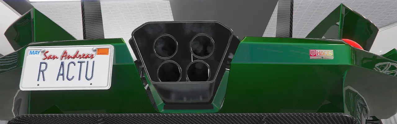 Échappement circulaire composé de quatre petits pots d'échappement qui sont alignés en carré, tout en étant entourés d'un cache de forme diamant au centre du pare-chocs arrière.