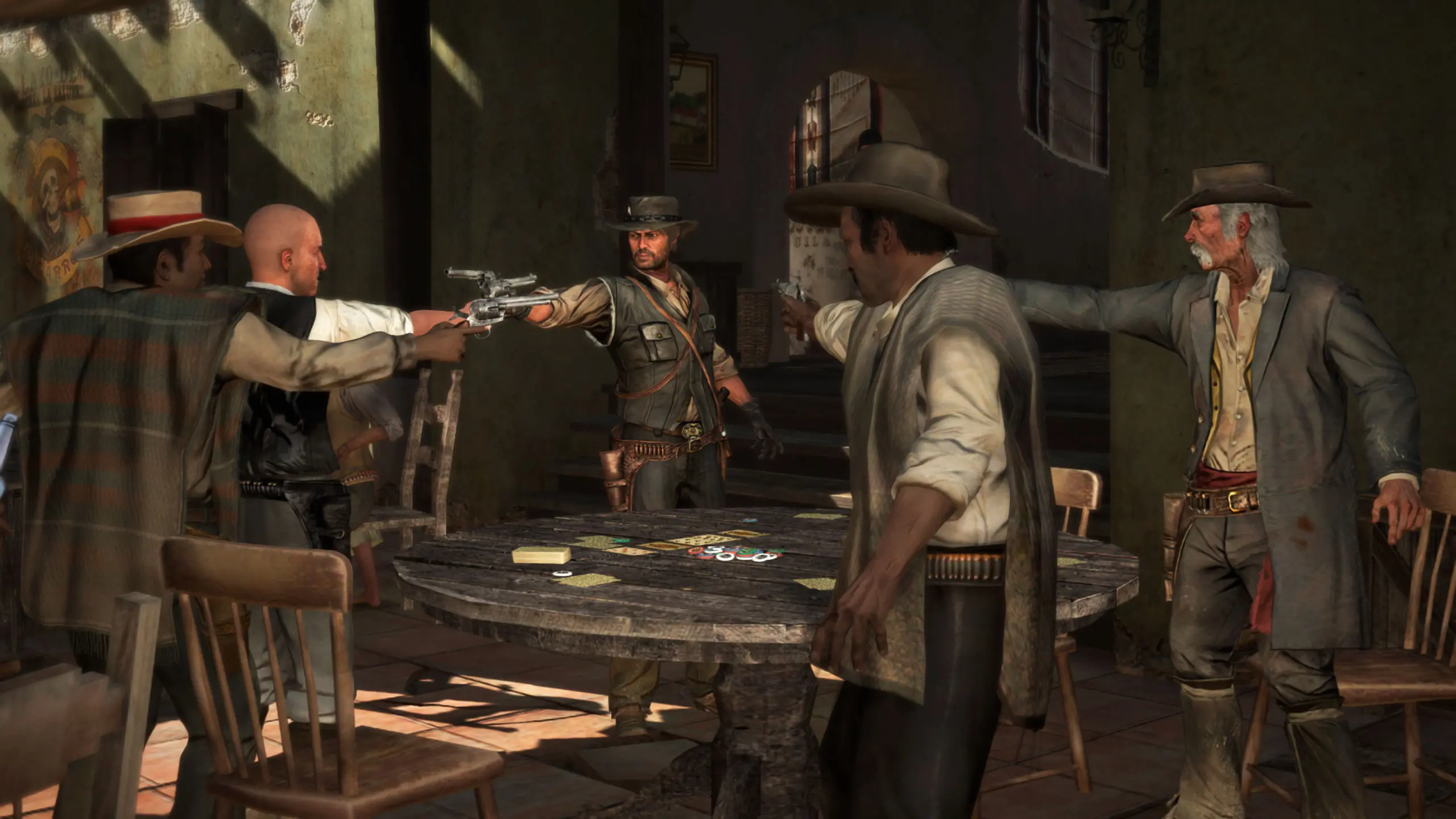 John Marston et Landon Ricketts à une table de poker qui tourne mal à Chuparosa. Les différents participants à la partie de poker sont tous debout et pointent leur revolver les uns sur les autres. Image capturée sur Nintendo Switch 2.