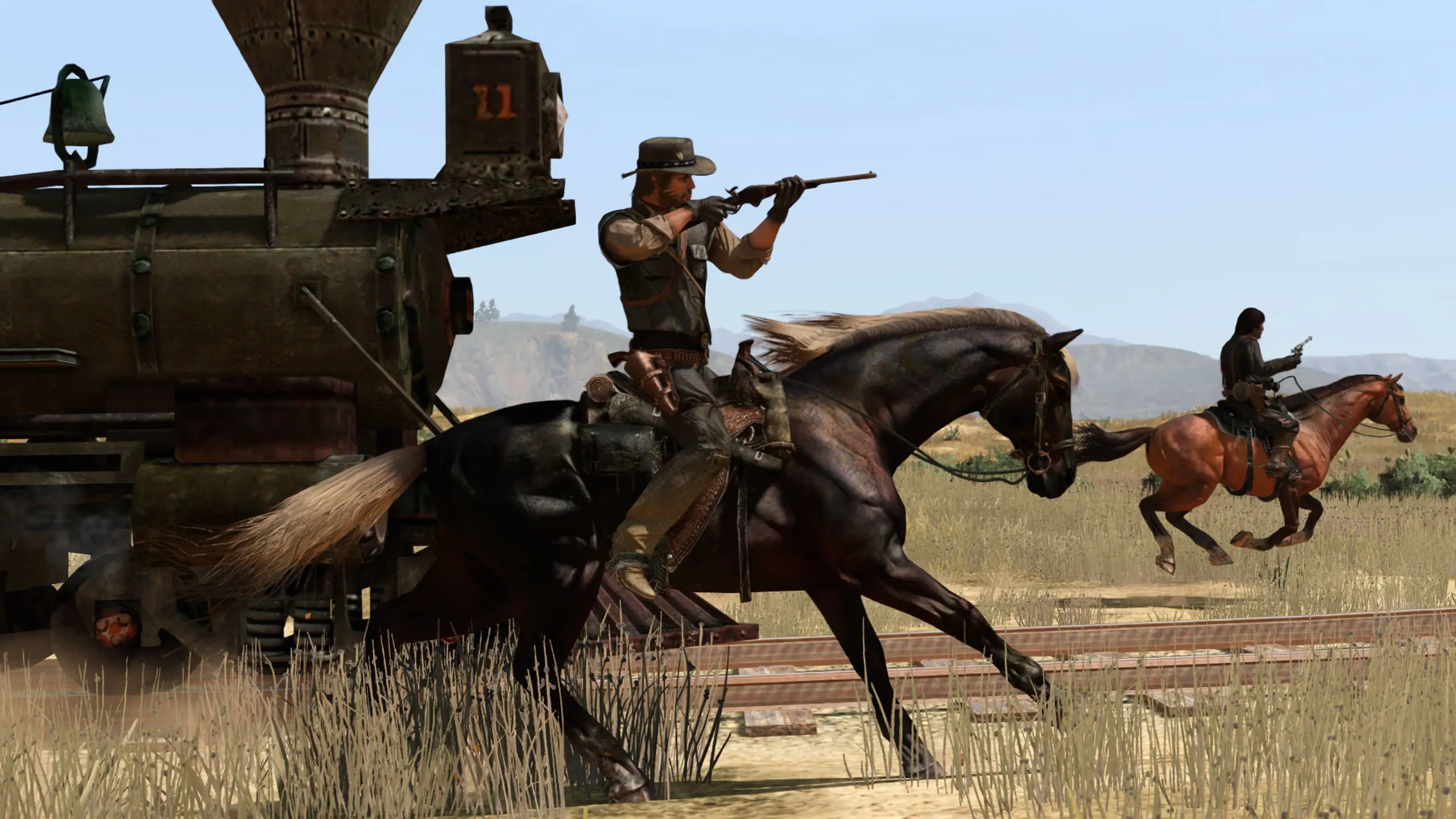 John Marston sur un cheval au galop, tout en tirant avec son fusil. Un train à vapeur se trouve juste derrière lui. Image capturée sur Nintendo Switch 2.
