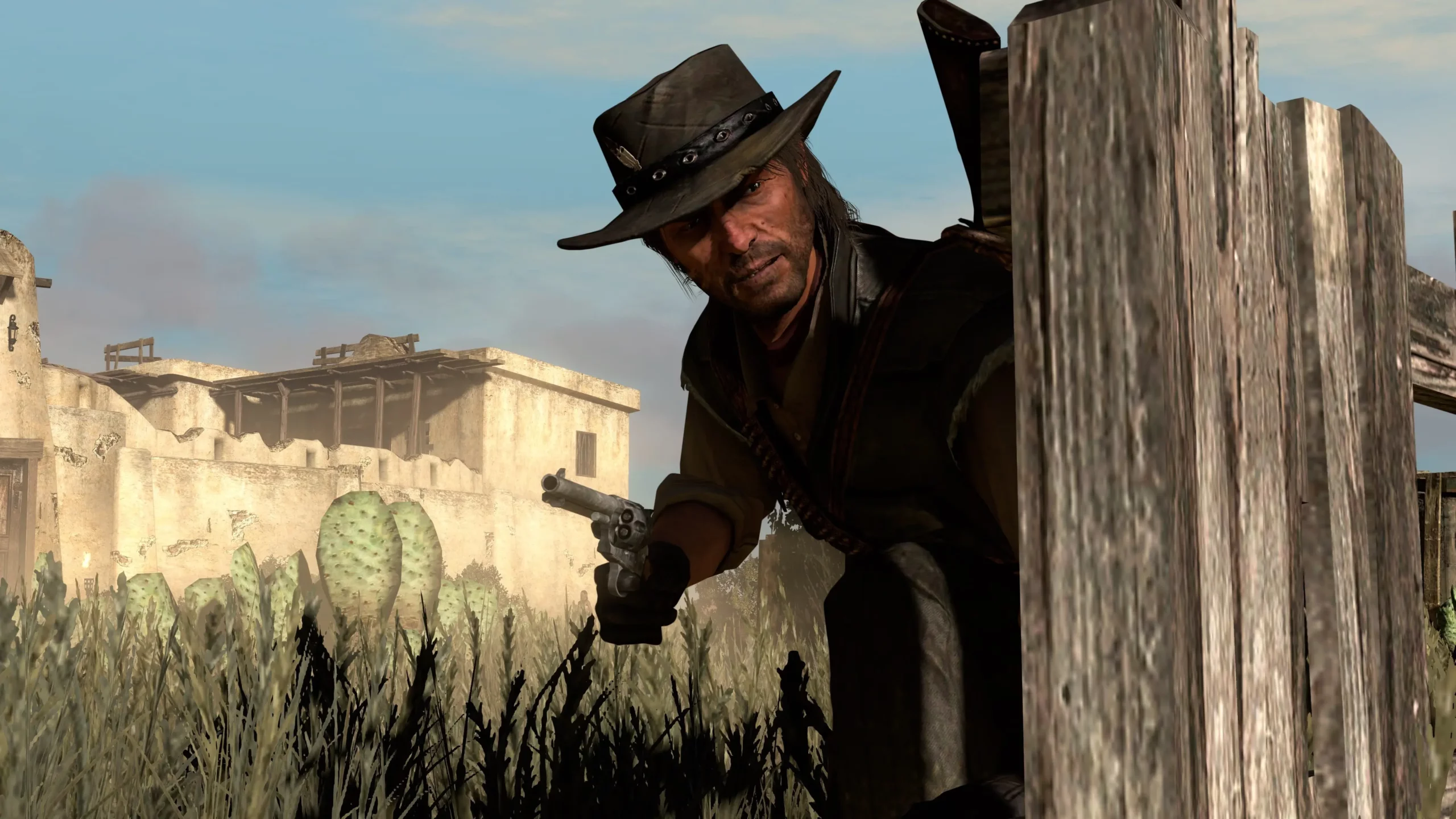 John Marston regardant au coin d'une clôture avec le Fort Mercer en arrière plan.