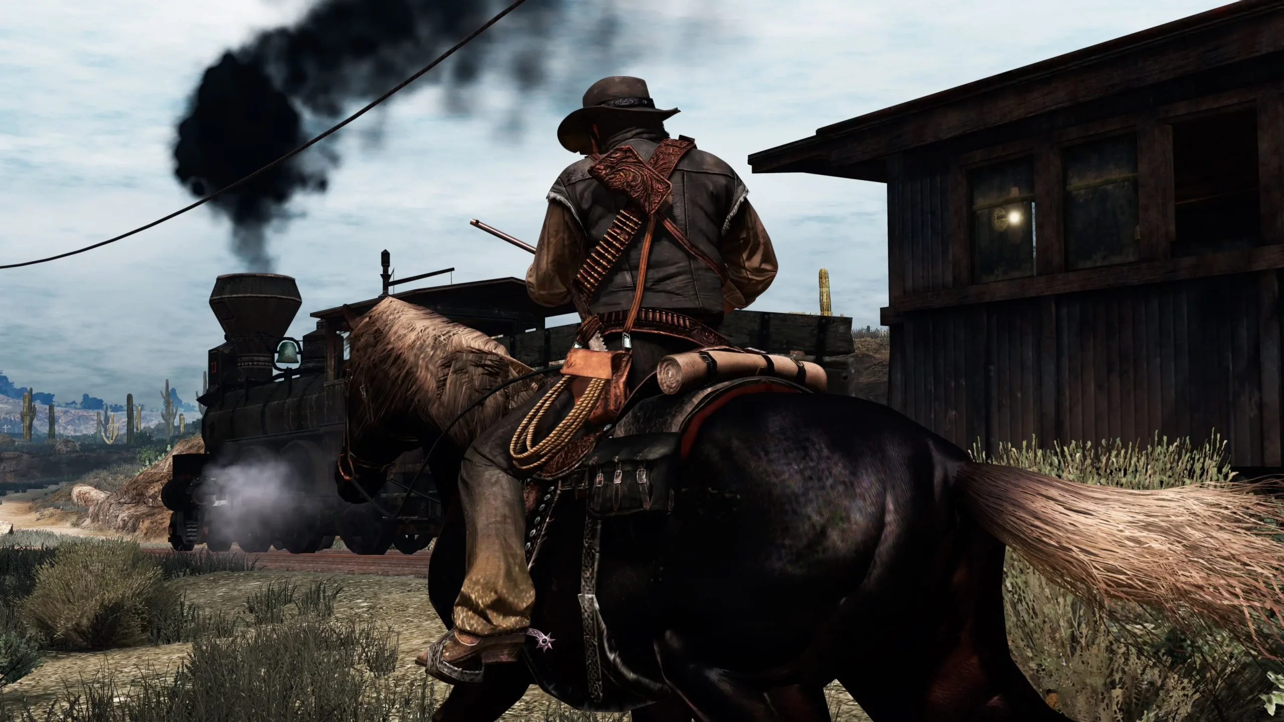 Le protagoniste principale John Marston à cheval, au galop à côté d'un train à vapeur.