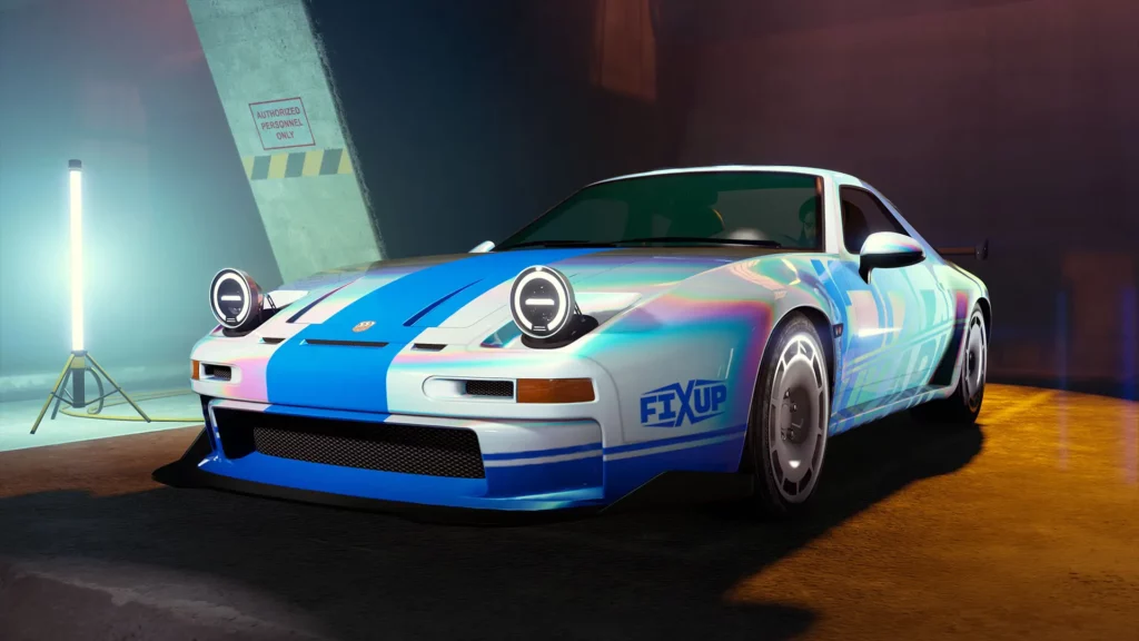 Voiture Pfister Astrale garée dans le garage de la salle d'arcade. Le véhicule de GTA Online est peint en blanc avec une décalcomanie d'une bande bleue sur sont capot.