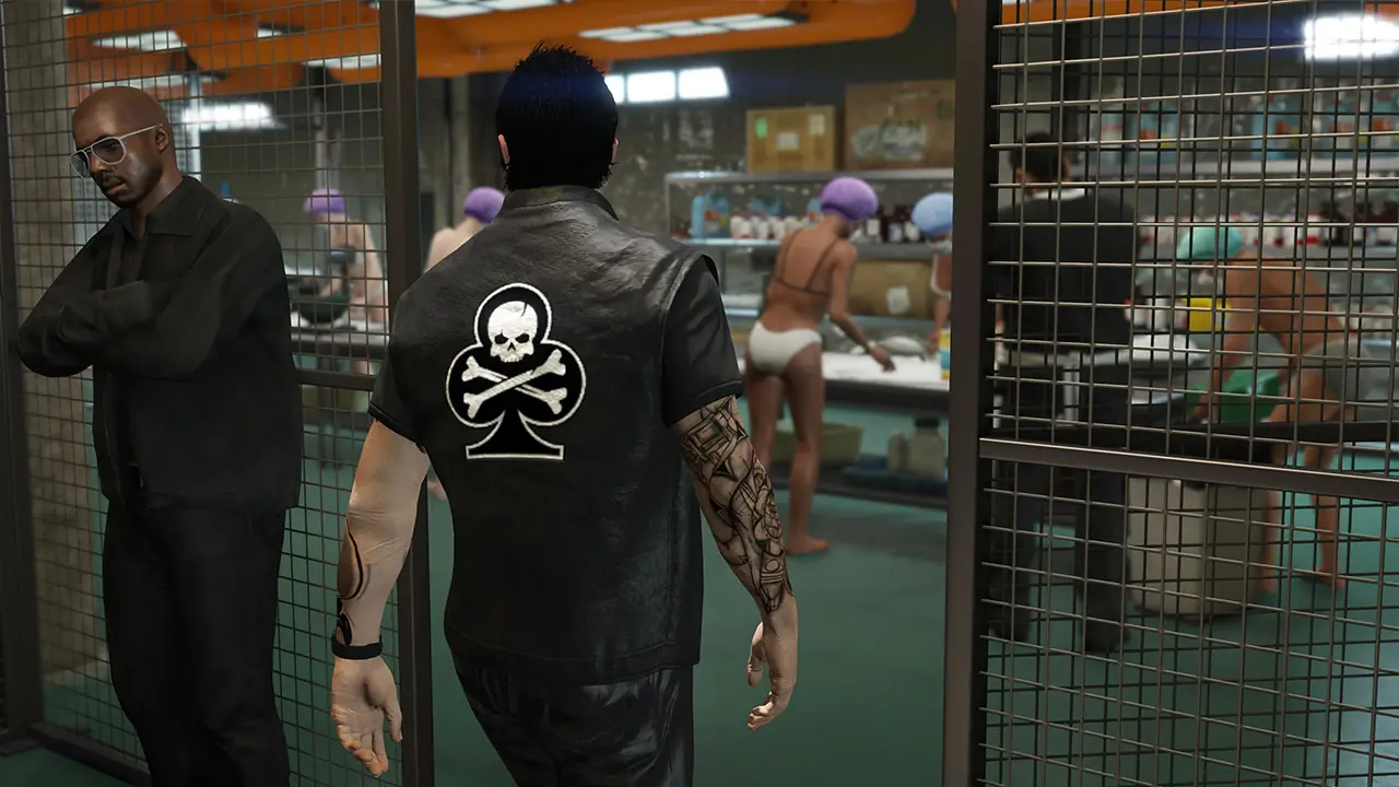 Un joueur de GTA Online entrant dans un atelier de motards.