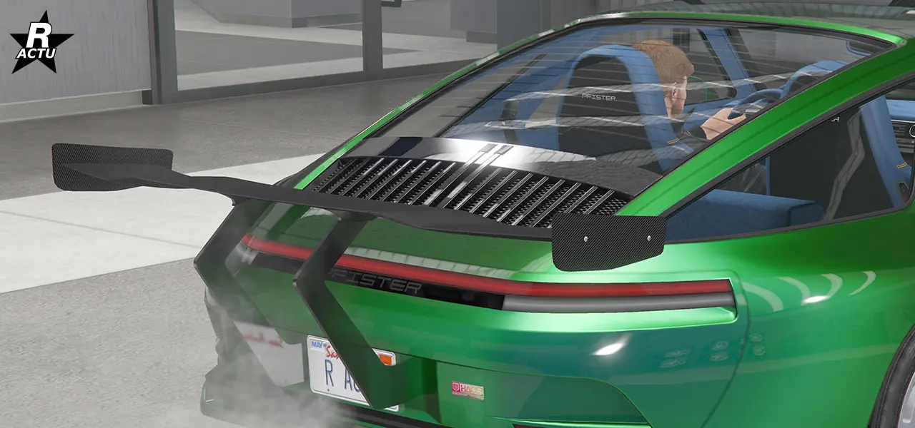 Aileron de course en fibres de carbone, fixé au véhicule avec deux attaches angulaires chromées au niveau du pare-chocs arrière.