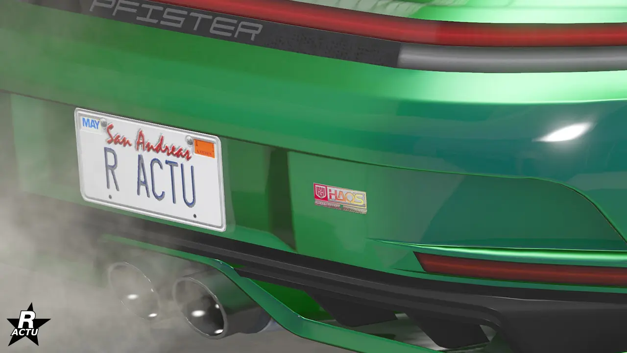 Vue rapprochée du coffre du véhicule Pfister Astrale, un badge "Hao’s Special Works" (HSW) est fixé sur le côté droit de la plaque d'immatriculation.