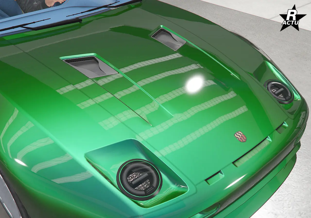 Capot couleur principale avec deux encoches noires au centre du capot.