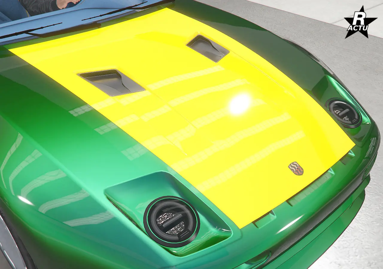 Capot couleur secondaire avec deux encoches noires au centre du capot.