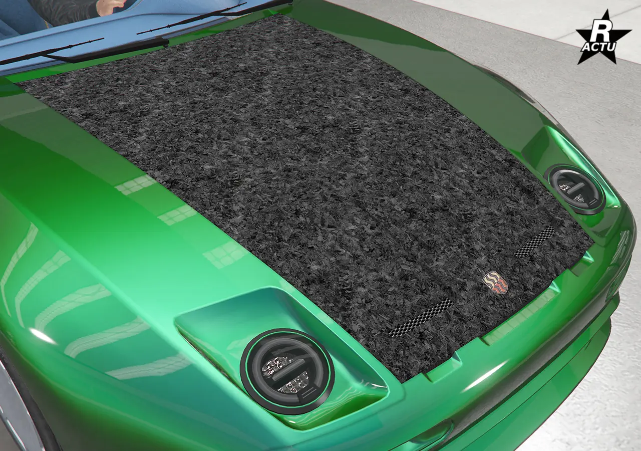 Capot en carbone brut, avec affaissement au centre et à l'arrière du capot, avec une fine aération moteur au fond de l'affaissement.