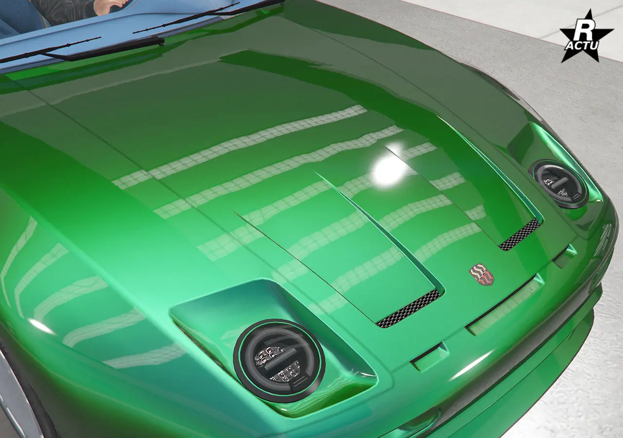 Capot couleur principale avec deux affaissements à l'avant du capot, avec une incrustation d'une fine grille d'aération moteur dans la fente.