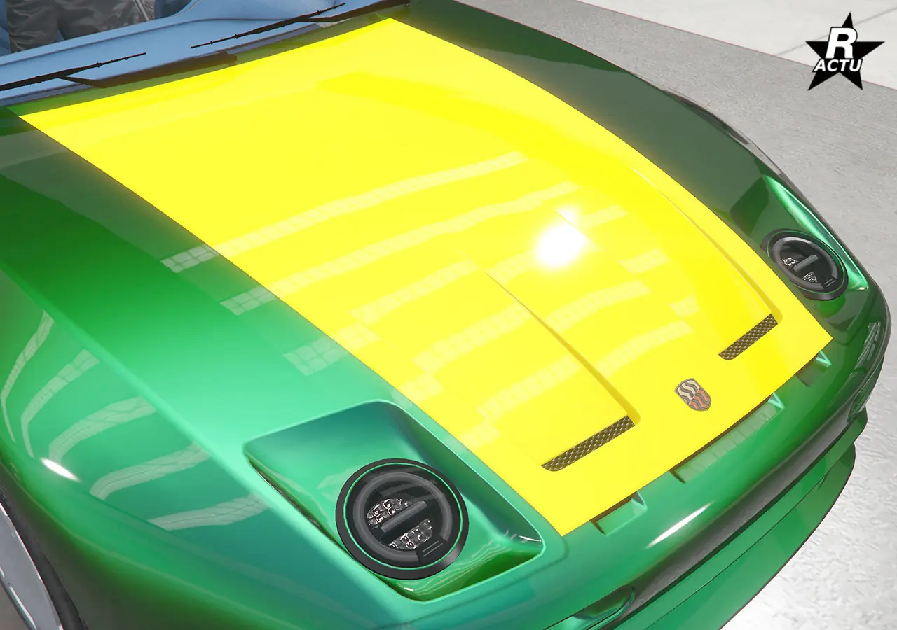 Capot couleur secondaire avec deux affaissements à l'avant du capot, avec une incrustation d'une fine grille d'aération moteur dans la fente.