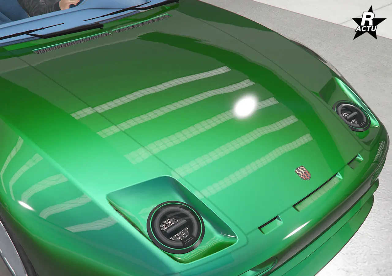 Capot couleur principale avec fine grille d'aération juste en-dessous du pare-brise avant.