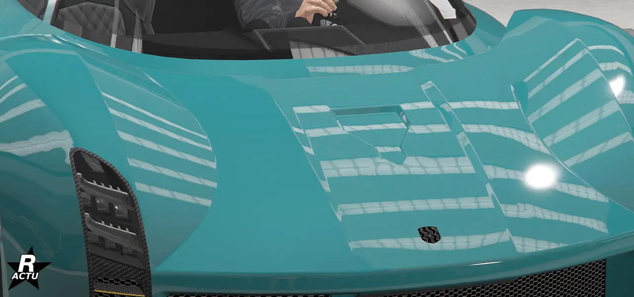 Capot de série avec une incrustation négative de formes géométriques au centre du capot