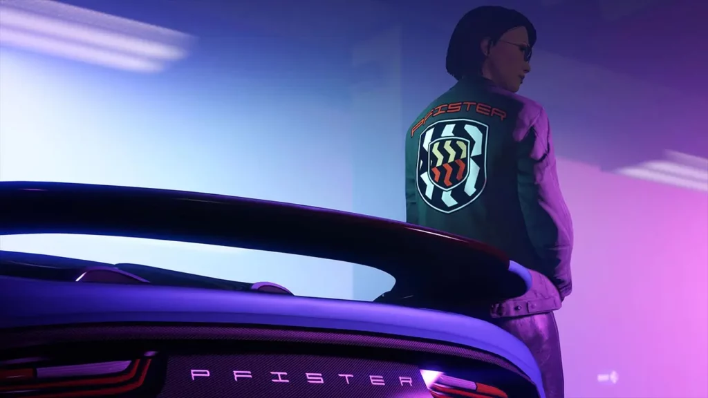 Un joueur de GTA Online portant le vêtement GTA+ de janvier 2026, le haut « Veste de travail Pfister » où le logo du constructeur automobile allemand Pfister apparaît à l'arrière de la veste. Le personnage est adossé contre une voiture Pfister 811 sous une ambiance néons roses et mauves.