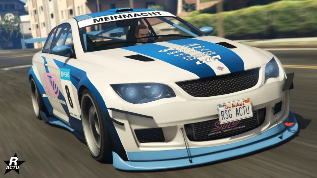 Vue avant de la voiture allemande Ubermacht Sentinel XS dans le jeu vidéo GTA Online. Elle est peinte en blanc avec le motif de carrosserie « STD » pour Sentinel Tuning Division. Ce skin ajoute des décalcomanies de bandes bleue sur le véhicule.