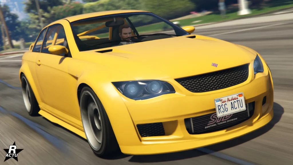 Vue avant de la voiture allemande Ubermacht Sentinel XS dans le jeu vidéo Grand Theft Auto Online de Rockstar Games. Le véhicule est intégralement peint en jaune. De petites aérations moteur se trouvent sur le capot.