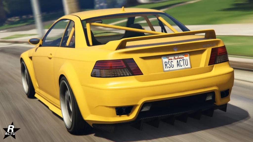 Vue arrière de la voiture Ubermacht Sentinel XS dans GTA Online. Elle est entièrement peinte en jaune et un petit aileron en forme de pont se trouve sur le dessus du coffre du véhicule.