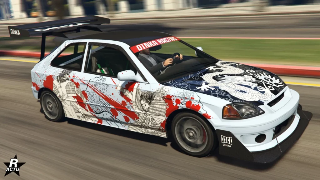 Vue de côté de la voiture compacte Dinka Blista Kanjo sur une route de GTA Online. Le véhicule est peint en blanc et dispose sur sa carrosserie le motif rare « Samurai de rue » ou une décalcomanie d'un samouraï est présent sur le côté et une autre décalcomanie d'un dragon sur le capot.