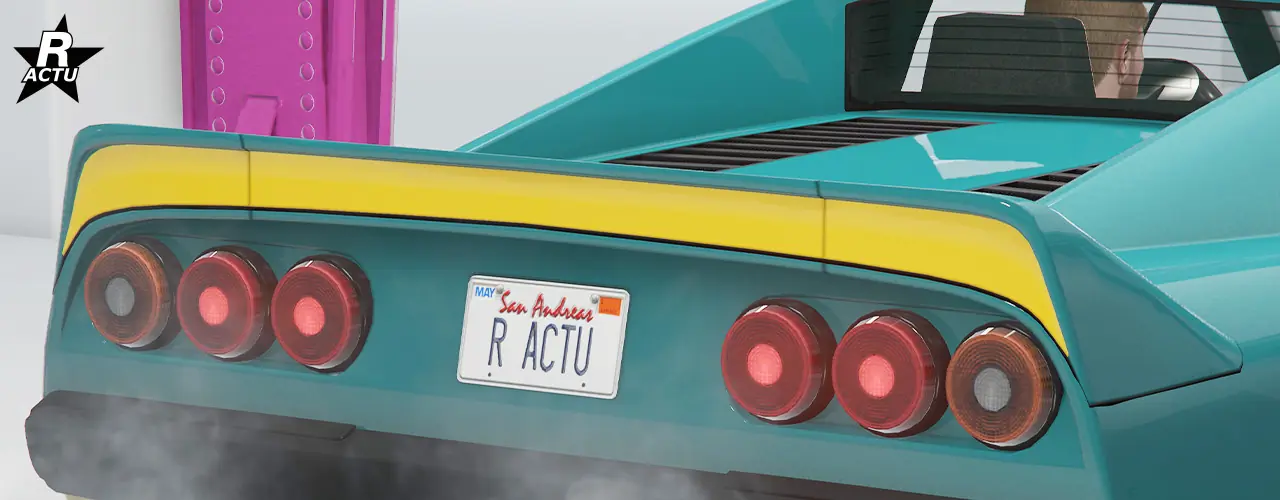 Aileron en forme de bec de canard, peint de couleur principale et avec une finitions couleur secondaire dans une rainure à l'arrière.