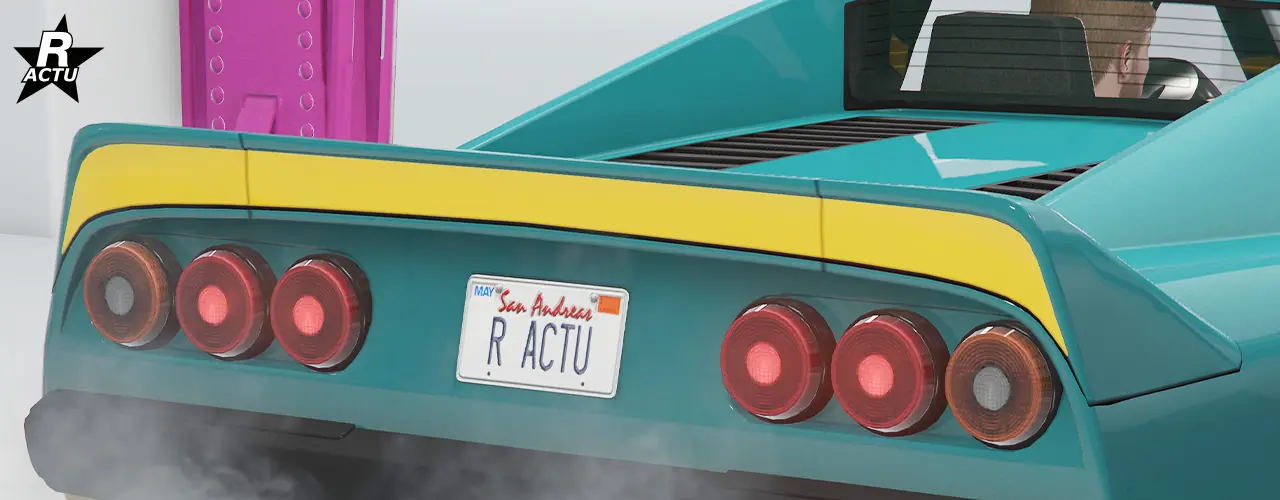 Aileron en forme de bec de canard, peint de couleur principale et avec une finitions couleur secondaire dans une rainure à l'arrière. De ce côté, l'aileron semble être identique au précédent.