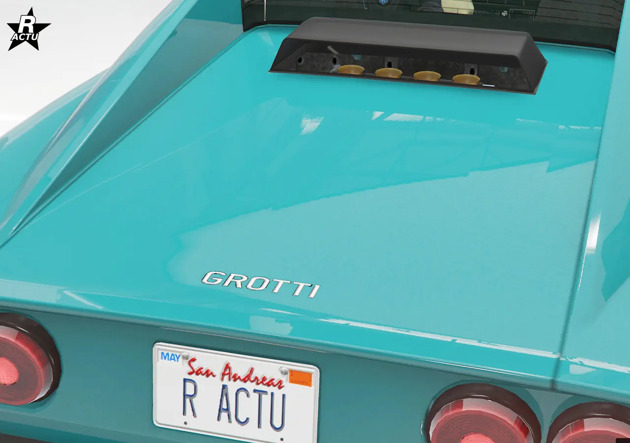 Capot arrière lisse avec un cache noir recouvrant partiellement une partie du moteur de l'Itali Classique.