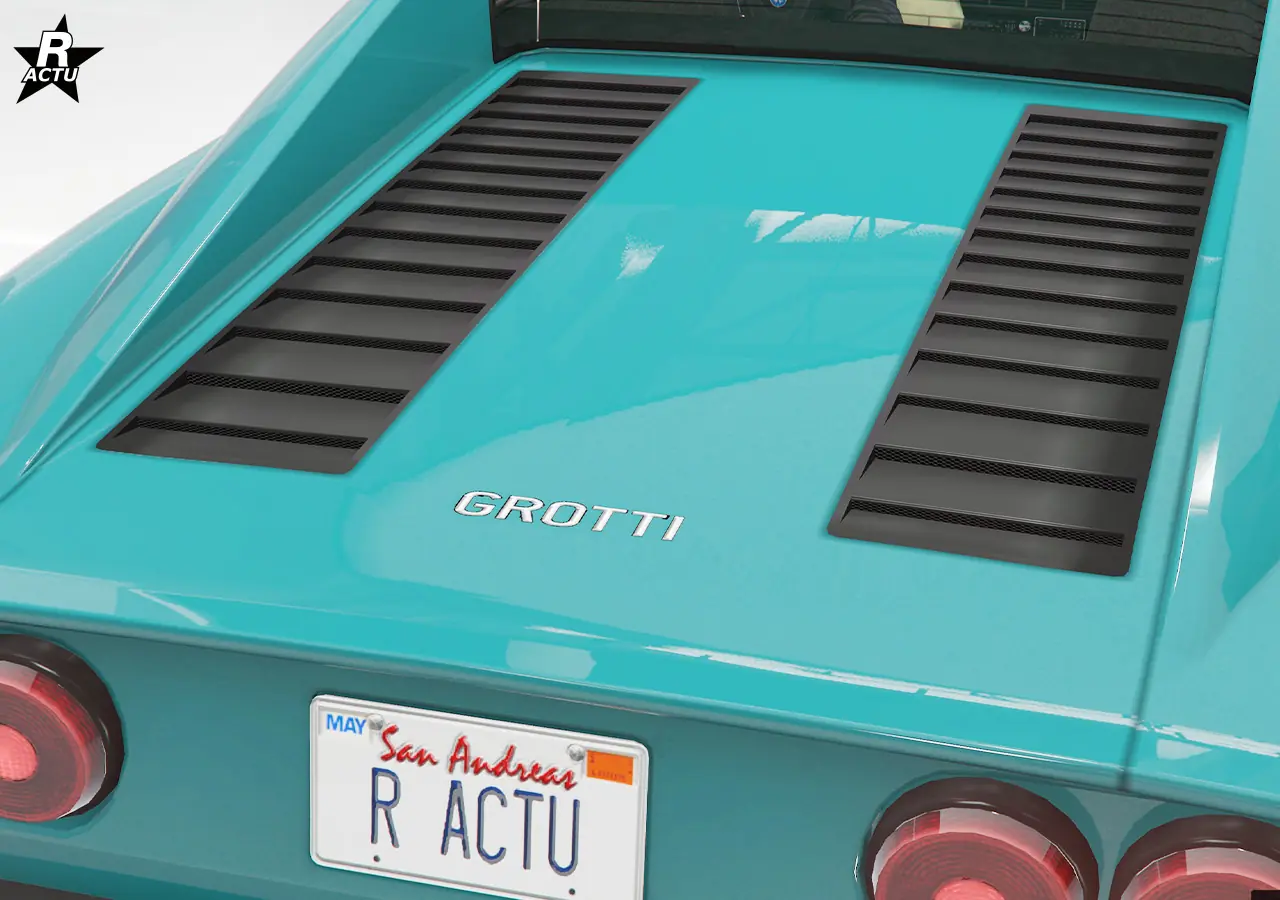 Capot arrière disposant d'une double bande verticale de lames d'aérations noires pour le moteur de la voiture italienne. 