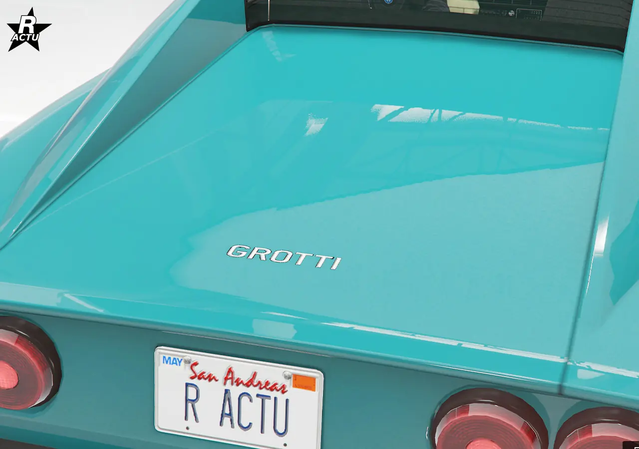 Capot entièrement lisse recouvrant le moteur arrière du véhicule.