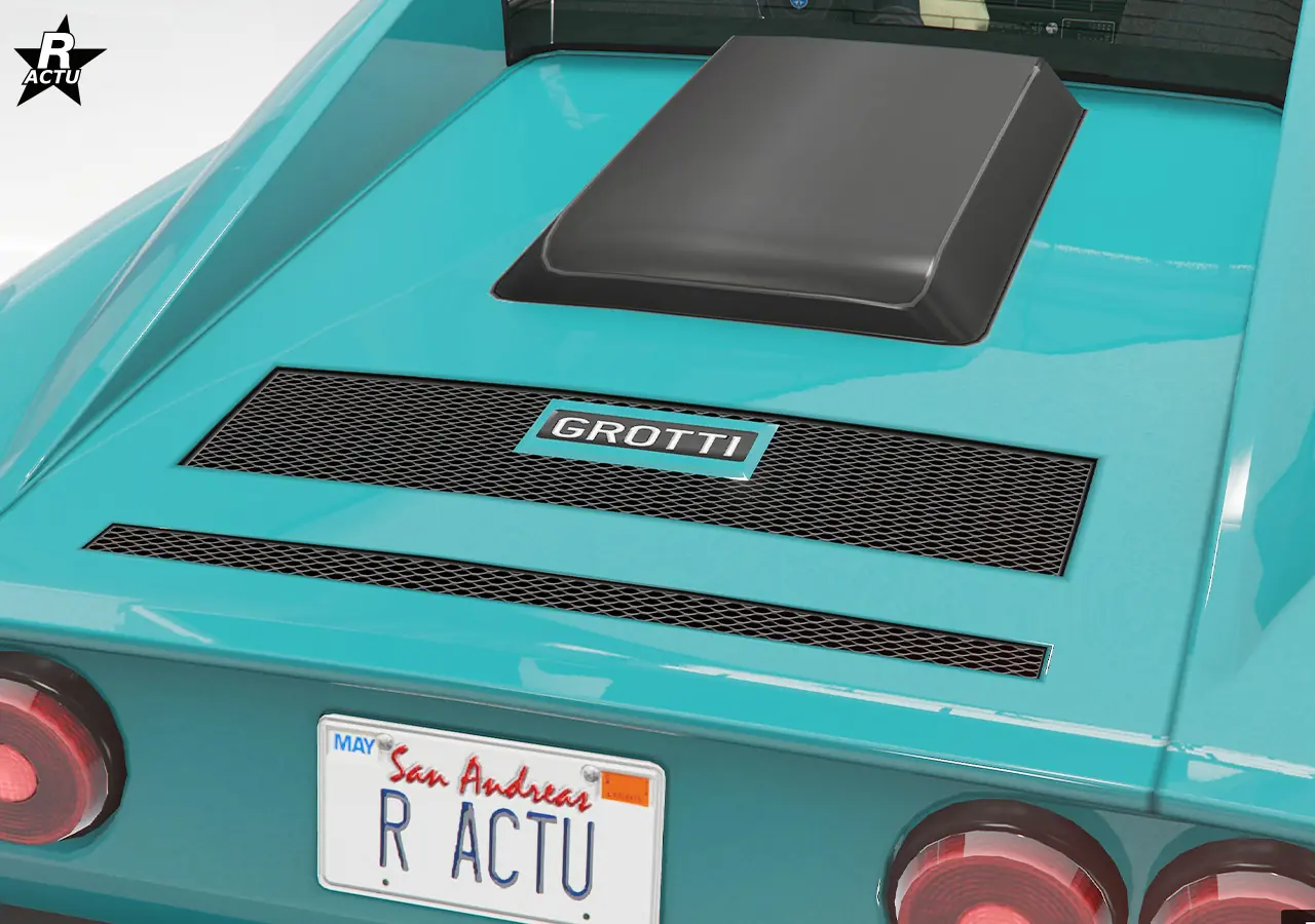 Grand cache noir recouvrant la partie centrale du capot arrière de l'Italie Classique, tandis qu'une grille d'aération noire, horizontale, se trouve vers la partie inférieur du capot, tout en étant surmontée du logo du constructeur Grotti.